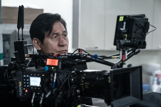 극중 구마 사제 '안신부' 역할을 연기한 안성기가 촬영장면을 모니터링하고 있다.       롯데엔터테인먼트 제공